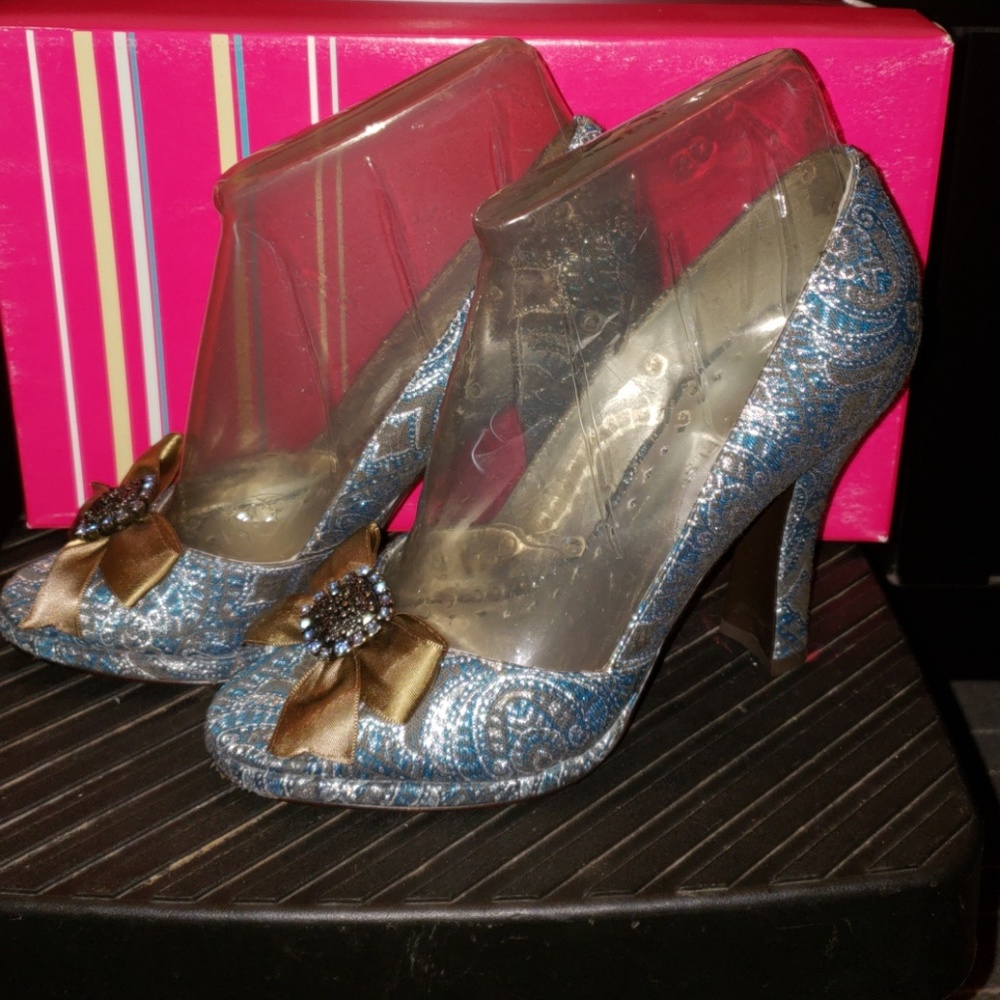 Bronze platform heel pumps